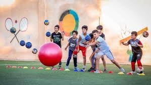 球迷骂东契奇是垃圾，后者命中高难度三分后回喷：你xx说啥呢